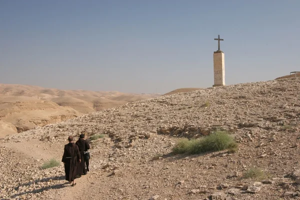 Les moines dans le désert de Judée — Photo