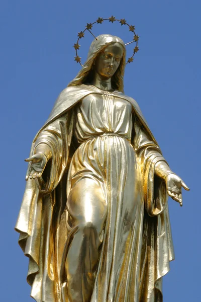 Gullstatue av jomfru Maria – stockfoto