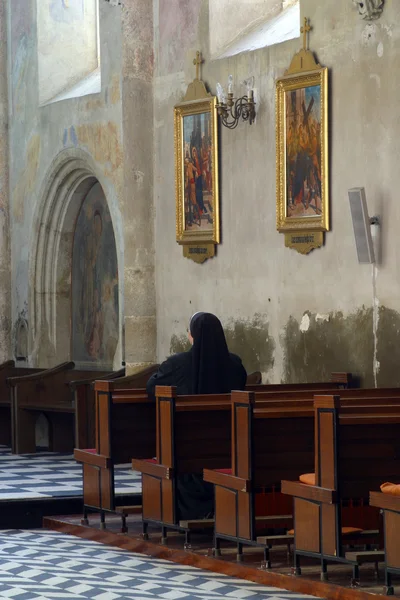 Vista da irmã orante dentro da igreja — Fotografia de Stock