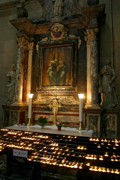 在萨格勒布大教堂的祭坛 — 图库照片