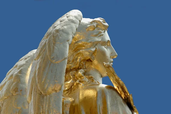 Gyllene staty av ängeln, Zagrebs katedral — Stockfoto