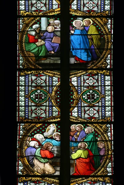 Vetri colorati nella cattedrale di Zagabria — Foto Stock