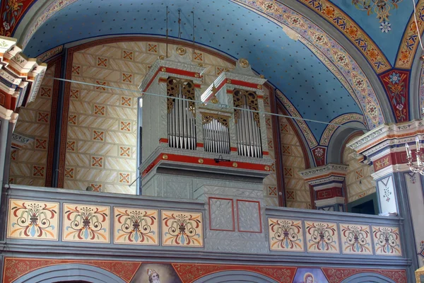 Исторический трубчатый орган в красивой церкви — стоковое фото