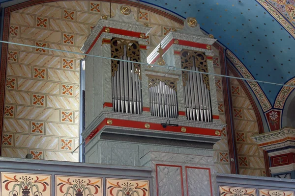 En historisk orgel i vackra kyrka — Stockfoto