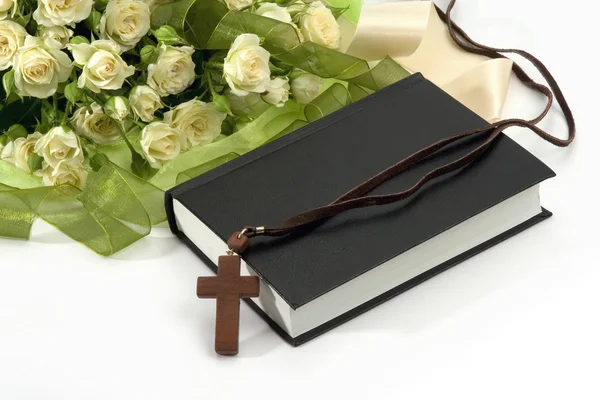 Αγία Γραφή, Σταυρός, τριαντάφυλλα σε λευκό — Φωτογραφία Αρχείου