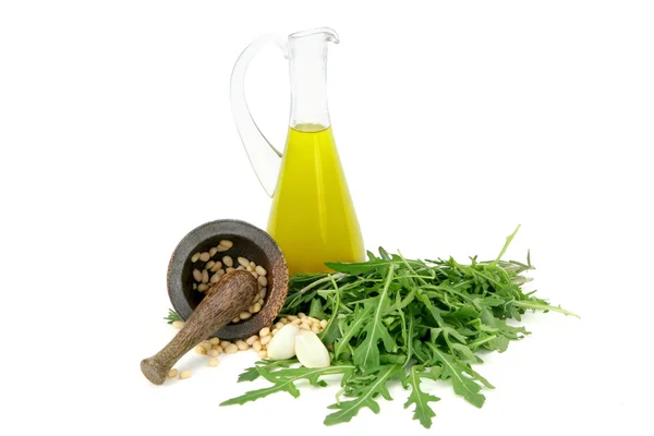 Оливковое масло, чеснок, орехи и травы — стоковое фото