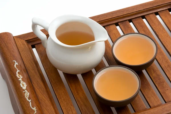 Zielona herbata w kubki na drewnianej tacy — Zdjęcie stockowe