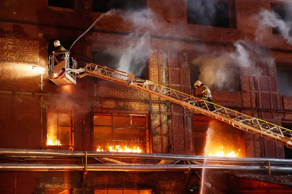 Feuerwehrleute bekämpfen einen Brand — Stockfoto