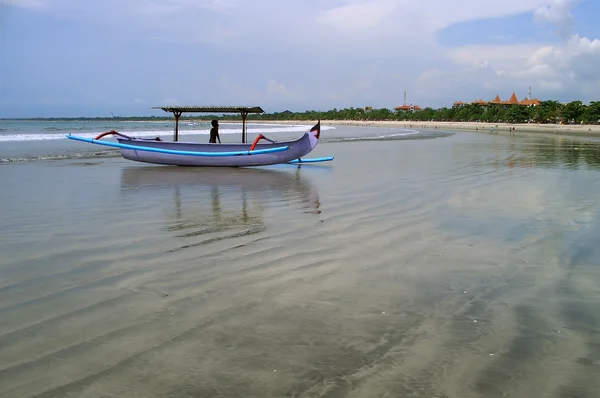 Barco na praia. Bali. — Fotografia de Stock