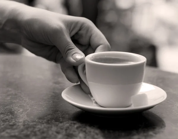 Filiżankę kawy w dłoni — Zdjęcie stockowe