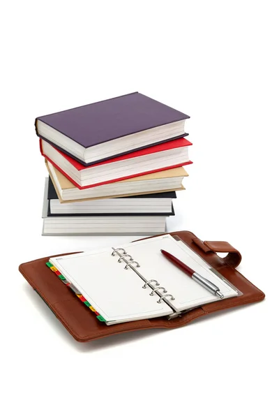 Caderno, caneta e livros — Fotografia de Stock