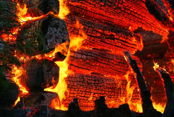 Hořící dřevěný dům — Stock fotografie