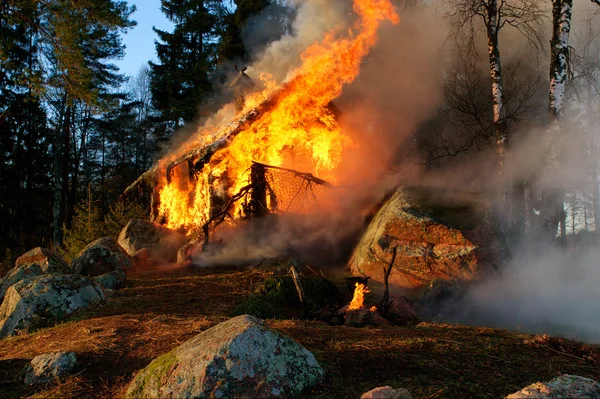 Casa de madera en llamas —  Fotos de Stock