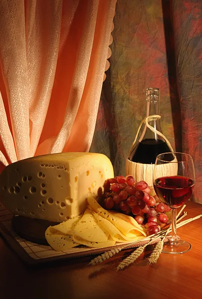 Üzüm, peynir ve şarap. — Stok fotoğraf