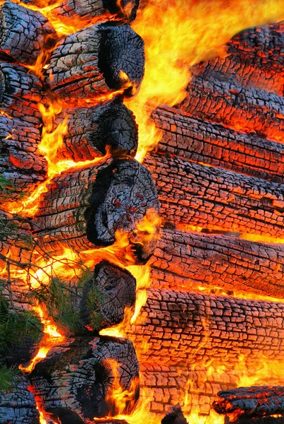 燃えている木の家 — ストック写真