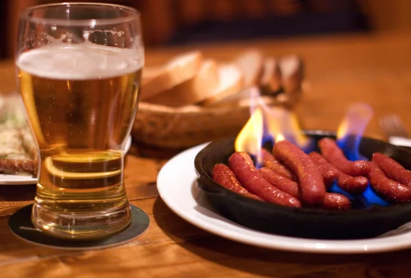 Пиво и жареные колбаски — стоковое фото