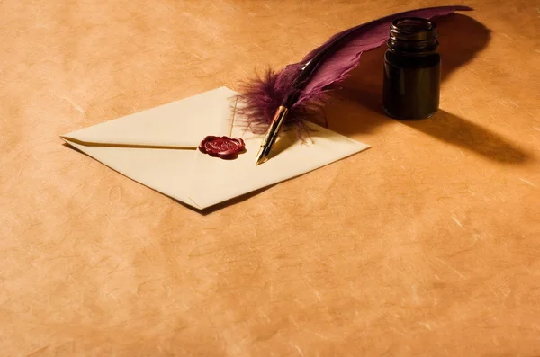 信、 羽毛笔和墨砚 — 图库照片