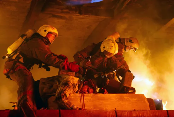 Пожарные помогают жертве аварии — стоковое фото
