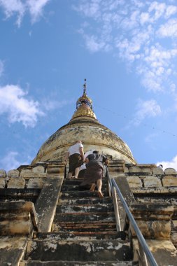 yol için bir Budist tapınağı. Burma