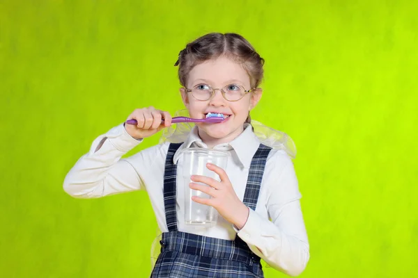 Meisje schoonmaak tand met tandenborstel — Stockfoto