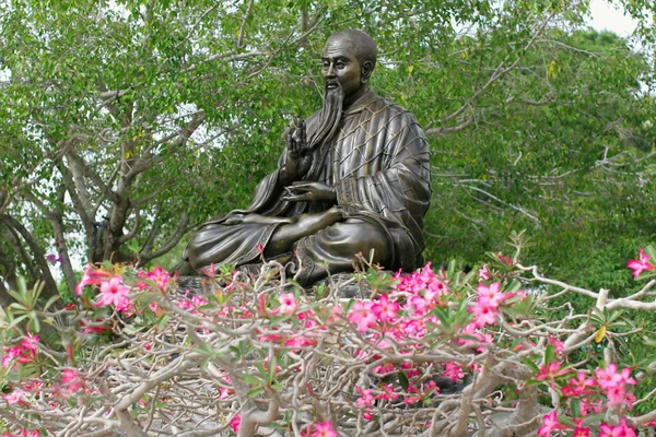 Statue en bronze de l'enseignement oriental — Photo