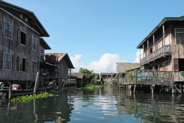 Casas de inclinação no rio na Tailândia — Fotografia de Stock