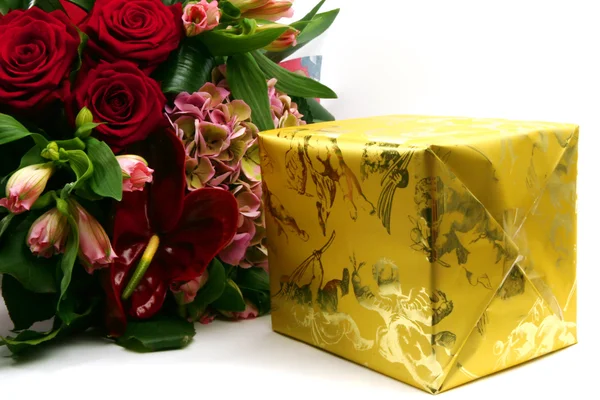 Geschenkbox und Blumenstrauß isoliert auf weiß — Stockfoto