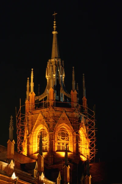 Ao ar livre da catedral católica à noite — Fotografia de Stock