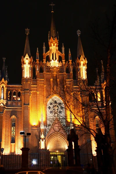 Εξωτερική του καθολικού καθεδρικού ναού τη νύχτα — Φωτογραφία Αρχείου