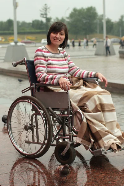 Kobieta na wózku inwalidzkim w parku — Zdjęcie stockowe