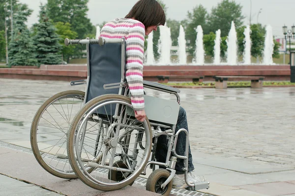 Woman in wheelchair overcomes steps — Stock Photo, Image