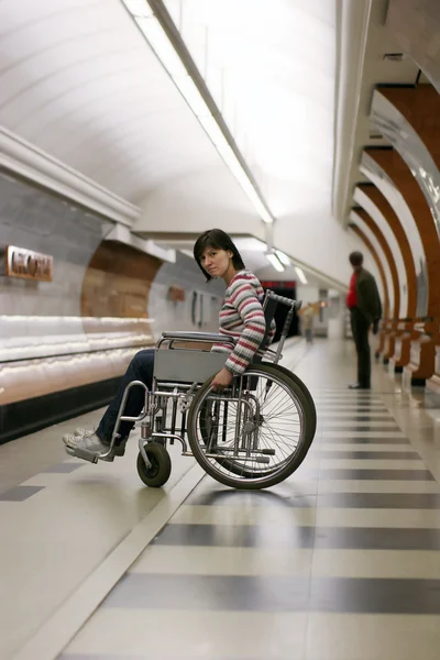 Mulher em cadeira de rodas no metrô — Fotografia de Stock