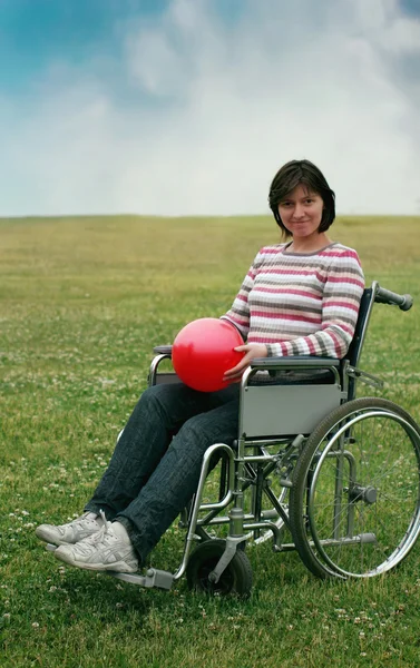 Vrouw in rolstoel in park — Stockfoto
