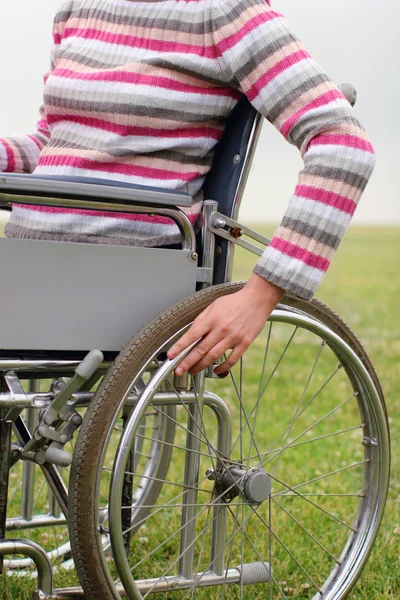 Kadın iten tekerlekli sandalye — Stok fotoğraf