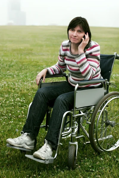 Kobieta na wózku inwalidzkim, rozmowy przez telefon — Zdjęcie stockowe