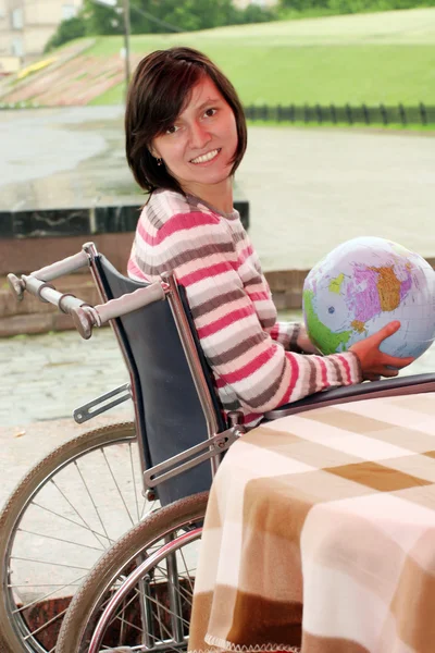 Mulher em cadeira de rodas ourdoor — Fotografia de Stock