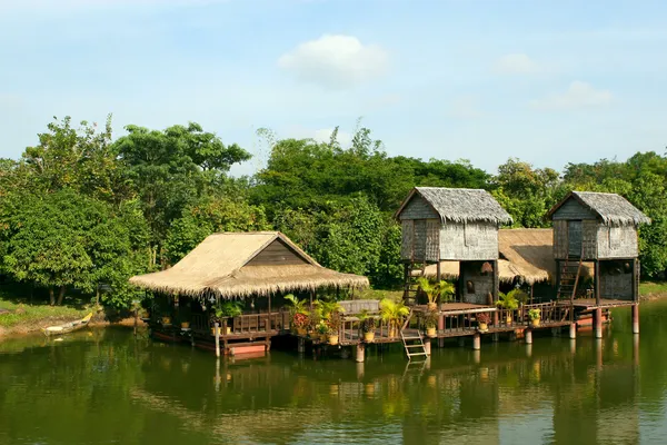 Дома на сваях. Камбоджа . — стоковое фото