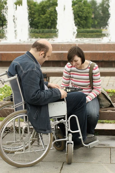 Adam tekerlekli sandalyede park — Stok fotoğraf