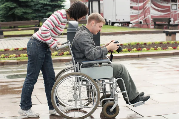 휠체어를 타고 있는 사람 — 스톡 사진