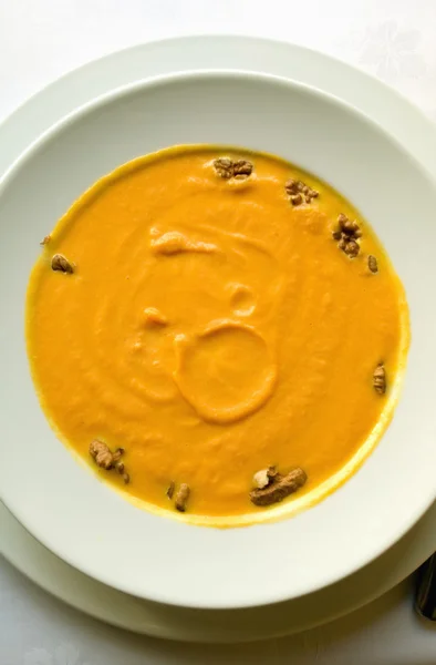 Суп з гарбуза з горіхами — стокове фото