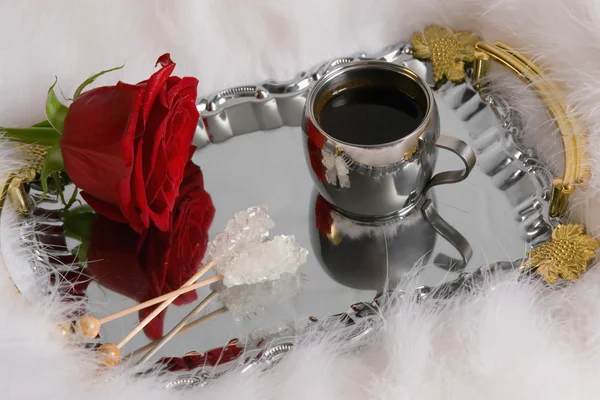 Café du matin et rose rouge sur un plateau — Photo
