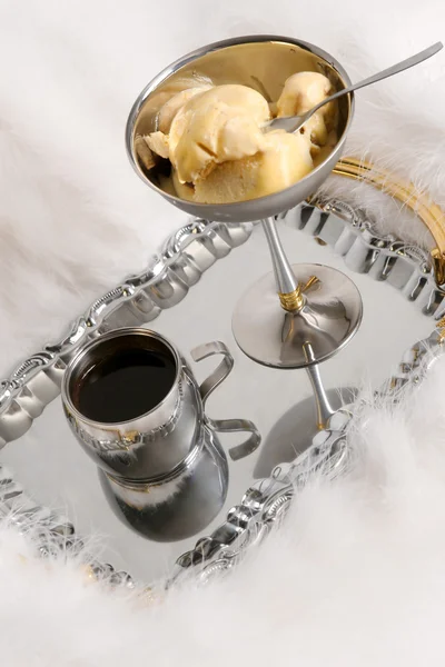 Morgonkaffe och glass på en bricka — Stockfoto