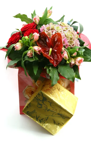 Geschenkbox mit Blumenstrauß — Stockfoto