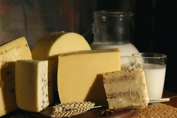 Сир і молоко — стокове фото