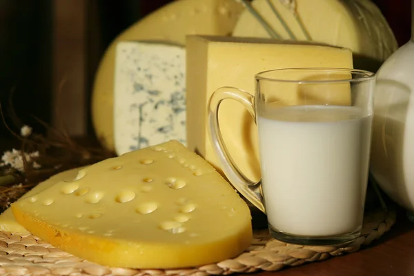 Сир і молоко — стокове фото