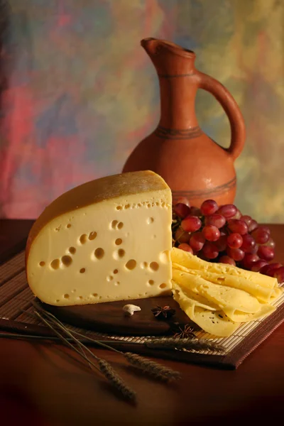 Peynir, üzüm ve şarap. — Stok fotoğraf