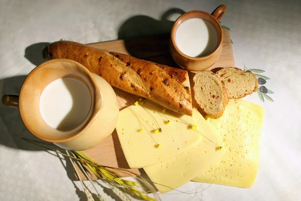 Chléb, sýr a mléko — Stock fotografie