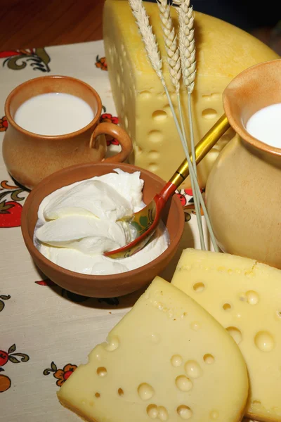 Creme azedo, queijo e leite — Fotografia de Stock