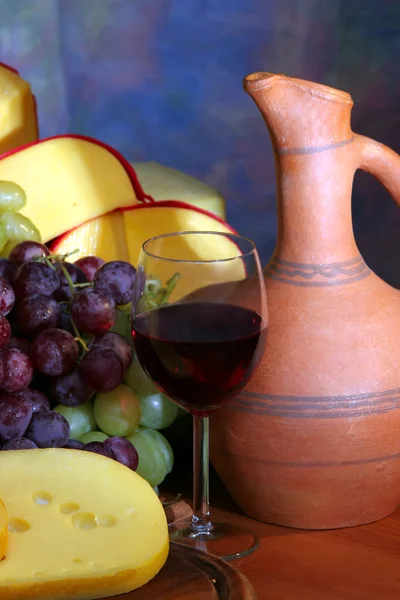Serów, winogron i wina. — Zdjęcie stockowe