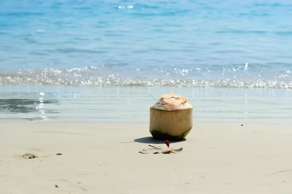Cocktail on sand — Stock Photo, Image